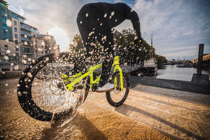 Kiiresti liikuva tegevuse külmutamine kaameraga Speedlite EL-1