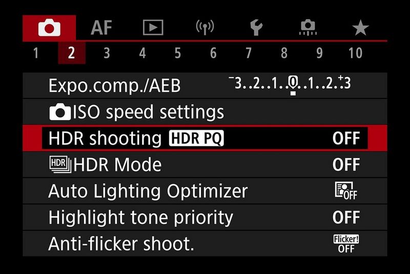 Wyświetlacz LCD aparatu Canon EOS R7 z menu fotografowania, funkcją fotografowania w trybie HDR i wybraną opcją HDR PQ.