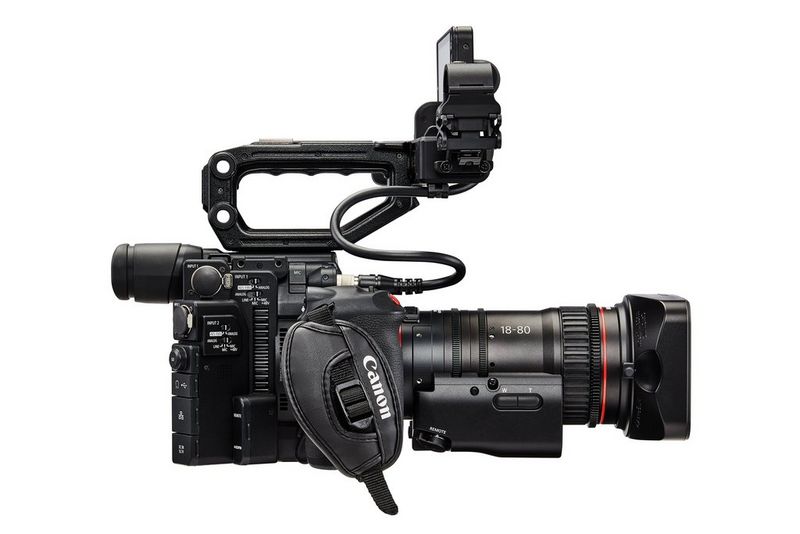 Een Canon EOS C200 met daarop een Canon CN-E18-80mm T4.4 L IS KAS S Compact Cine Servo-objectief.