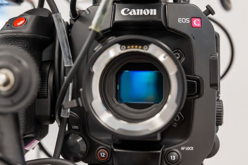 Een Canon EOS C400-camera zonder objectief, waardoor de sensor zichtbaar is.