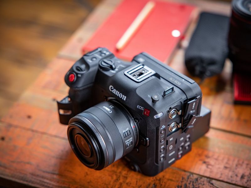La caméra cinéma Canon EOS C70 sur une table en bois.