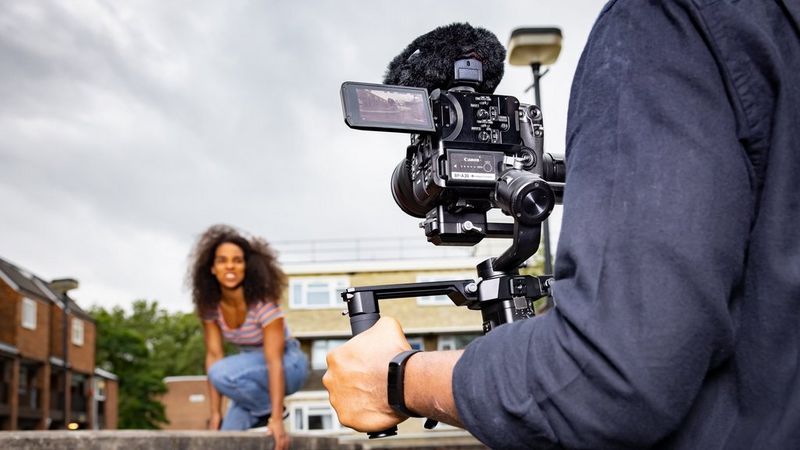 Bărbat care filmează cu EOS C70, cameră EOS cinema