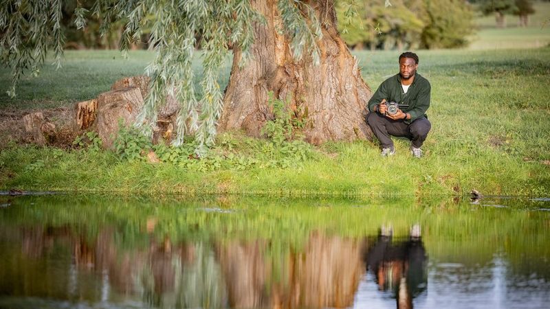 EOS C70, snemanje videa z zaslonom LCD, moški ob jezeru