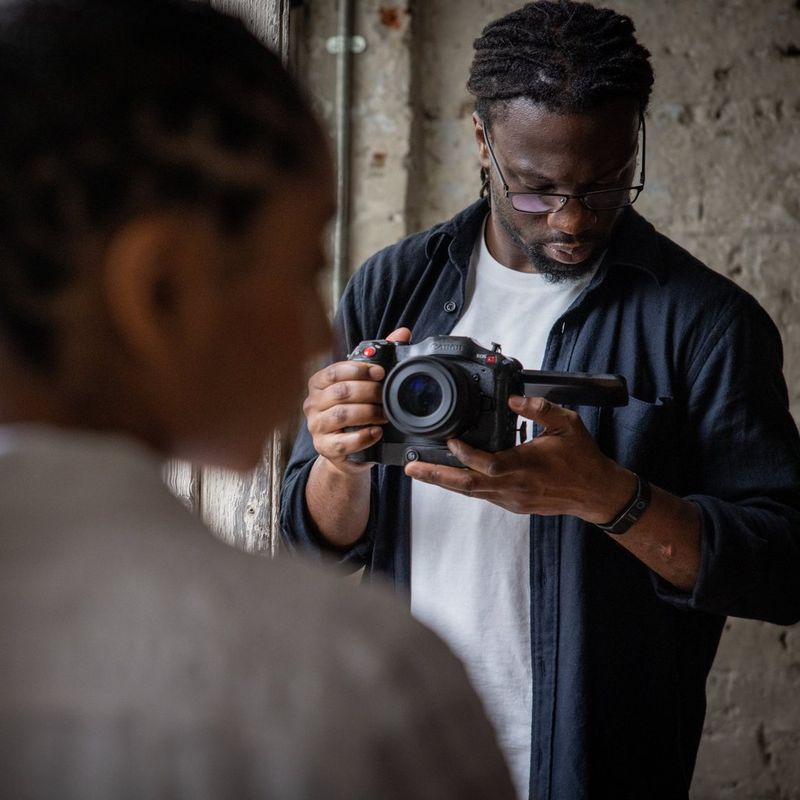 Bărbat care filmează cu EOS C70, cameră EOS cinema