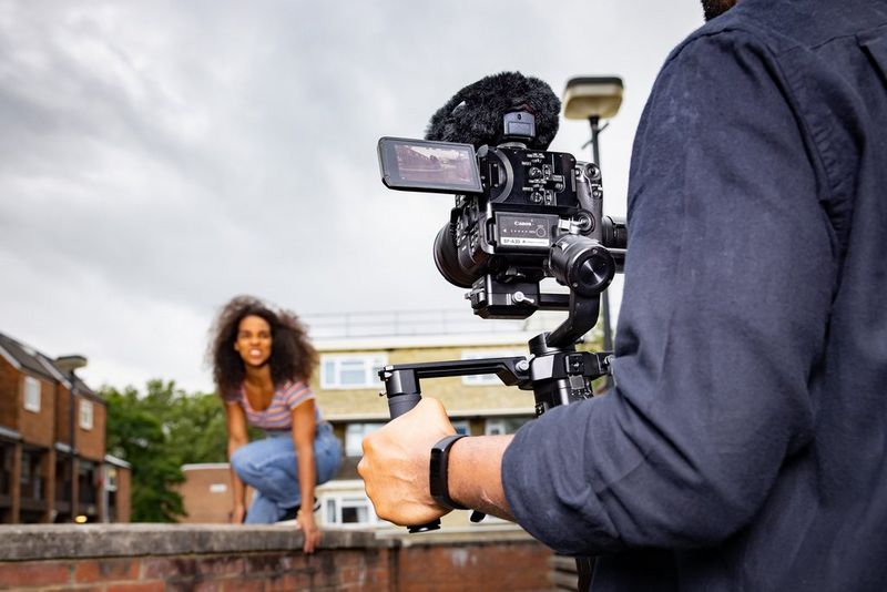 Jolade Olusanya utilisant la caméra Canon EOS C70 avec un cardan pour filmer une séquence de parkour.