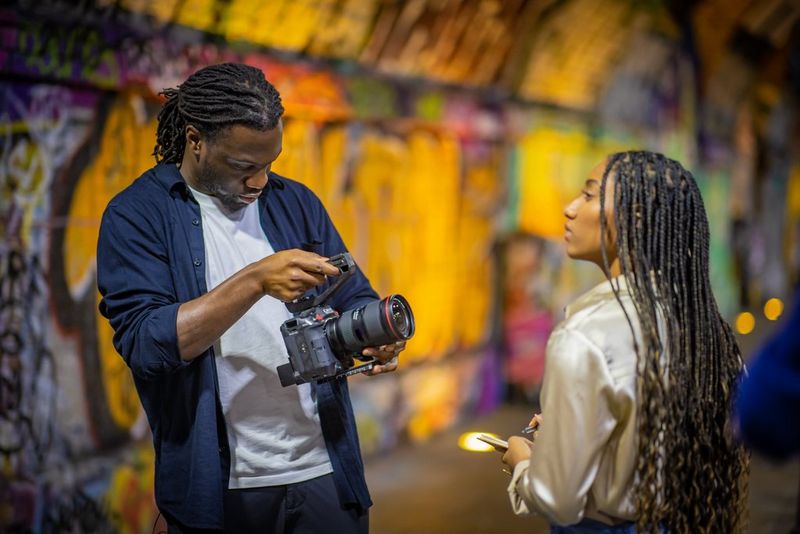 Le cinéaste Jolade Olusanya utilisant l'écran tactile de la Canon EOS C70 pour filmer la poétesse Sophia Thakur.