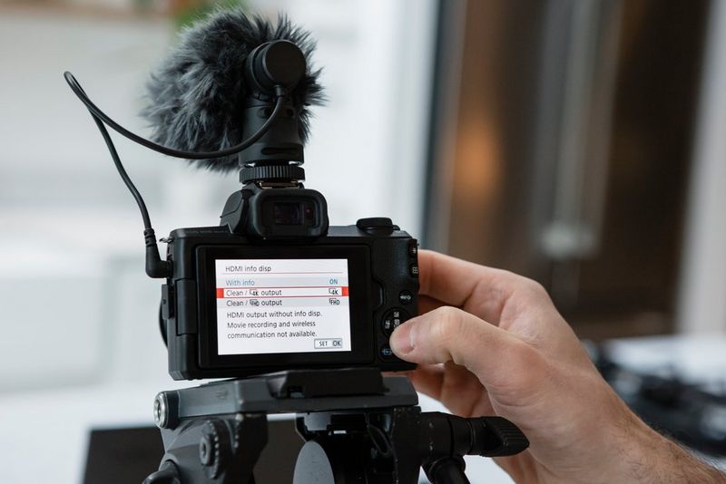 Zadnji zaslon fotoaparata Canon EOS M50 Mark II, ki prikazuje povezavo HDMI.