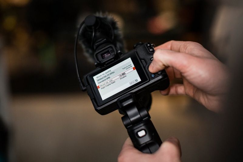 Экран настроек камеры Canon EOS M50 Mark II с установленным на нее микрофоном.