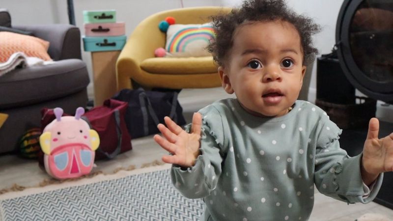 סרטון שצולם במצלמת Canon EOS R100, ובו פעוט מרים ידיים והולך לכיוון המצלמה.