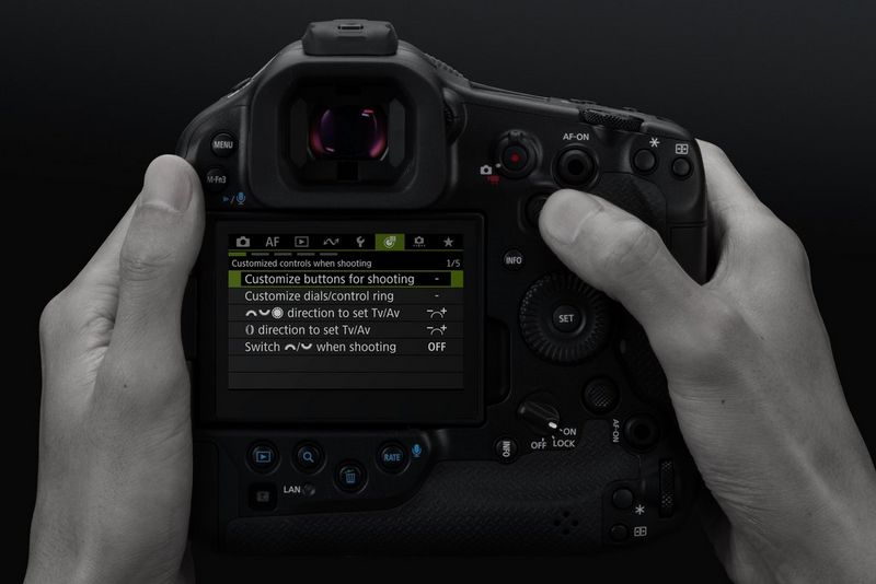 Задний экран камеры Canon EOS R1, на котором отображается меню настроек персонализации.