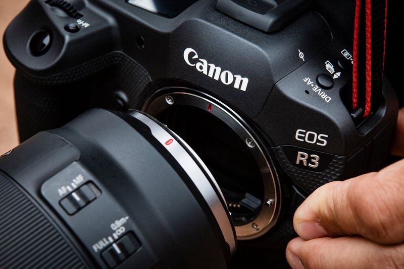 Een objectief wordt bevestigd op de RF-vatting van een Canon EOS R3-camera.