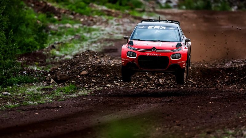 Performanţă atât la filmare, cât şi la fotografiere