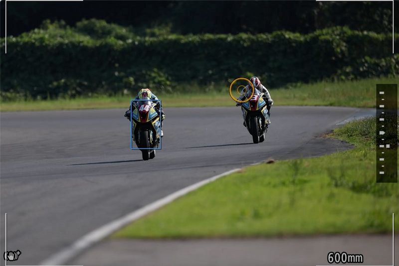 Focalizare automată avansată, cu control ocular