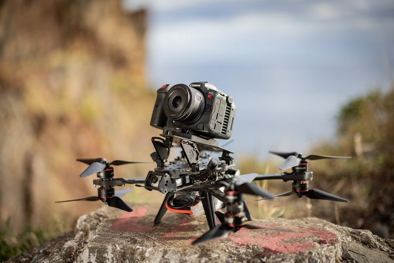 Una videocamera ibrida Canon EOS R5 C fissata su un drone.