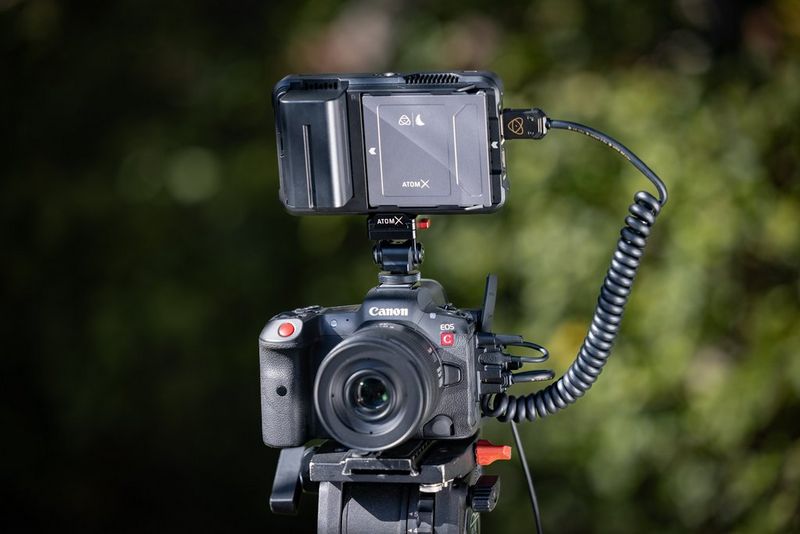 Videocamera Canon EOS R5 C con un registratore esterno collegato.