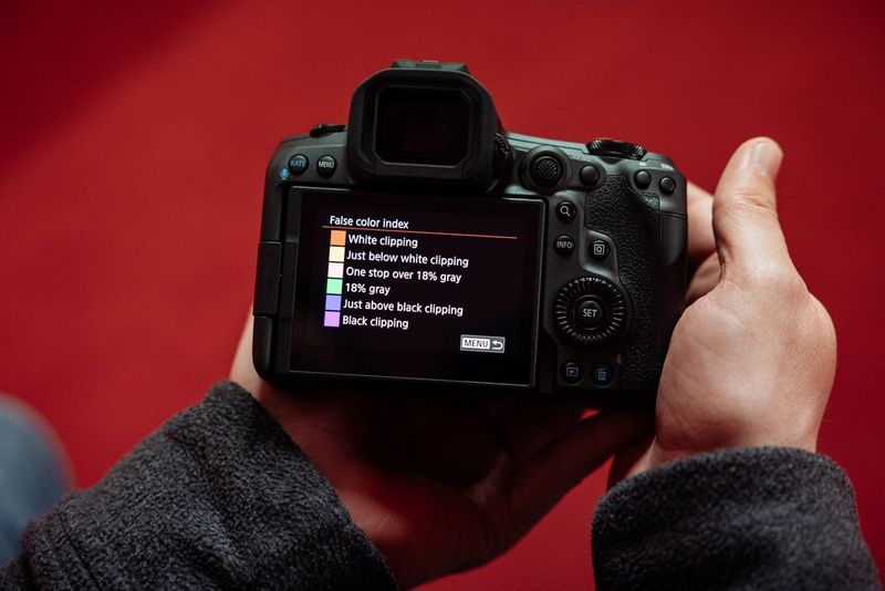 Nahaufnahme einer Canon EOS R5 Mark II Kamera, auf deren Display die Falschfarbendarstellung-Einstellungen für die Belichtungsstufen zu sehen sind, mit den Indikatoren für die weisse Überlappung, 18% Grau und die schwarze Überlappung.