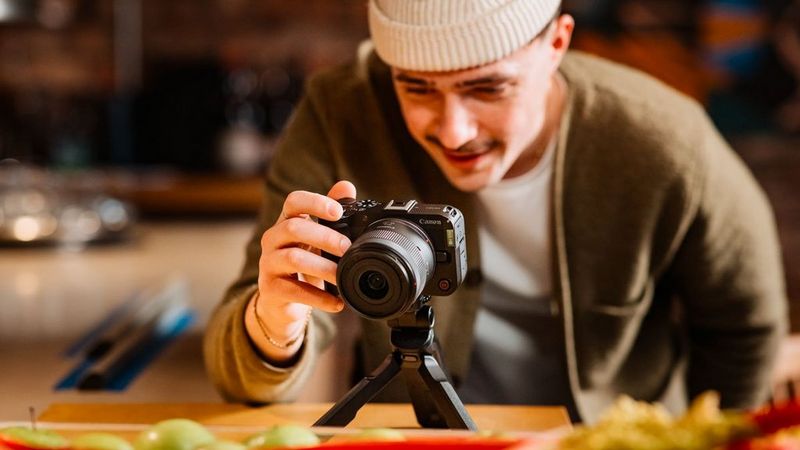 EOS R50 V: una delle migliori videocamere per i content creator