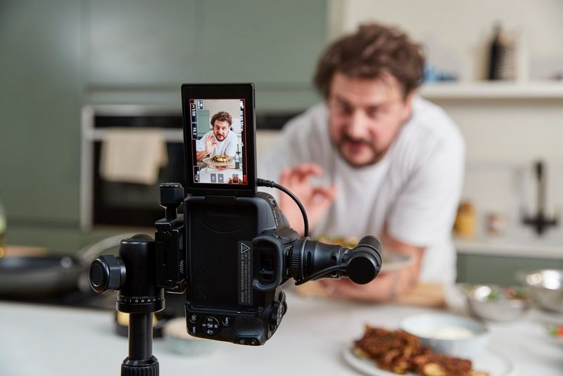 Canon EOS R50, posizionata su un treppiede per le riprese in verticale, filma il food influencer Martyn Odell in cucina.