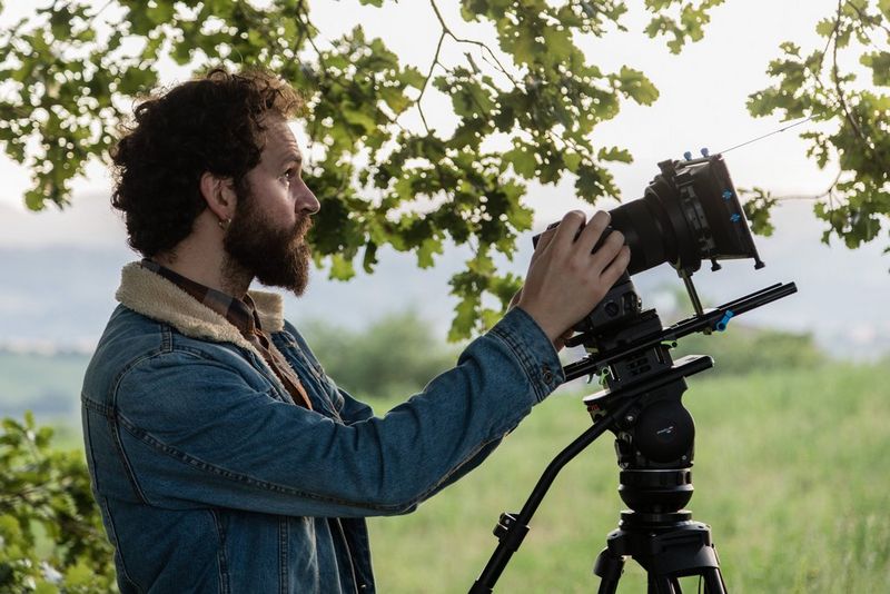Der Kameramann Ivan D‘Antonio filmt mit der Canon EOS R5 mit einem Filter auf dem Objektiv.