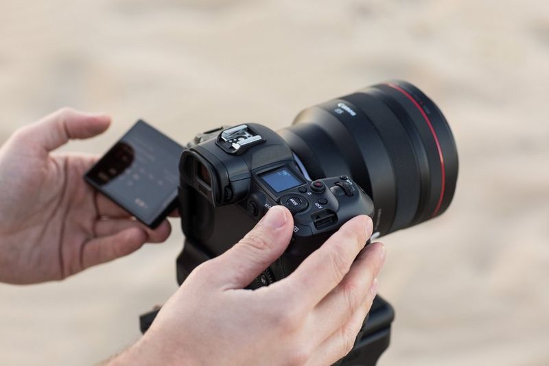 Пользователь управляет установленной на штатив камерой Canon EOS R5 с помощью кнопок и ЖК-экрана.