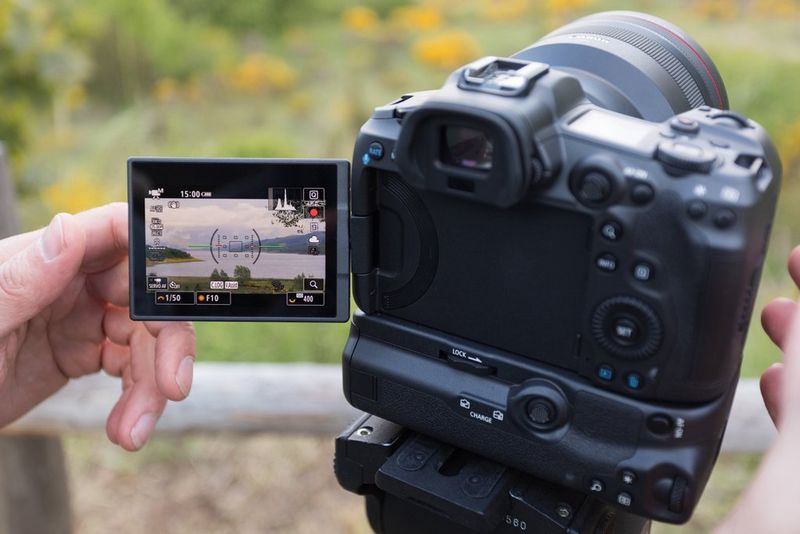 Een Canon EOS R5-camera met het LCD-scherm naar buiten geklapt.