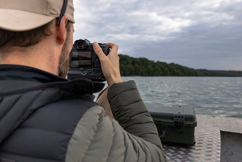 Robert Marc Lehmann fotografeert op een boot met de Canon EOS R5.