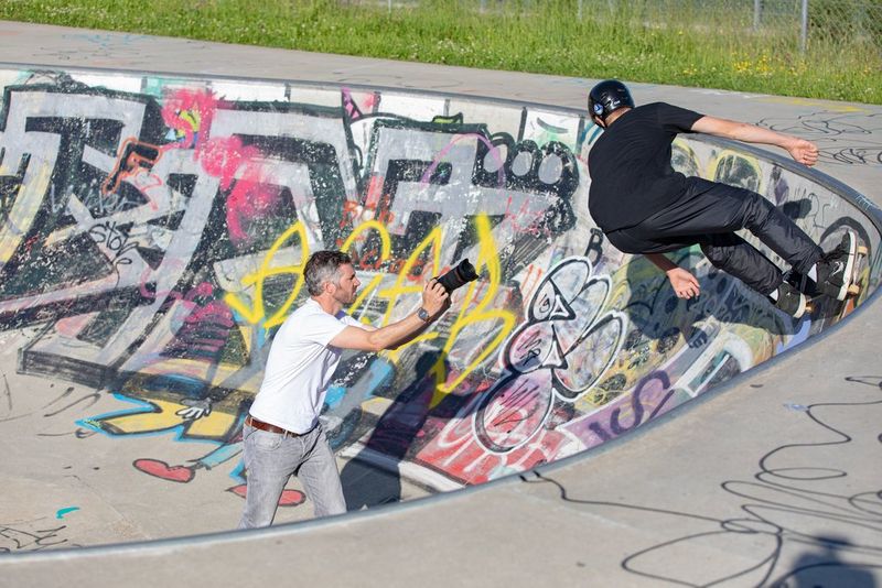 Martin Bissig filming a skateboarder with the Canon EOS R5. 