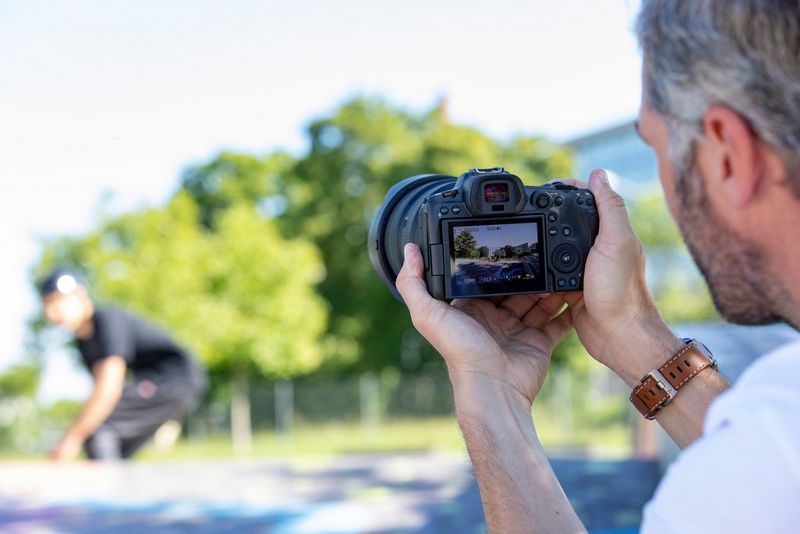 Martin Bissig bekijkt een skateboarder op het scherm aan de achterkant van een Canon EOS R5.