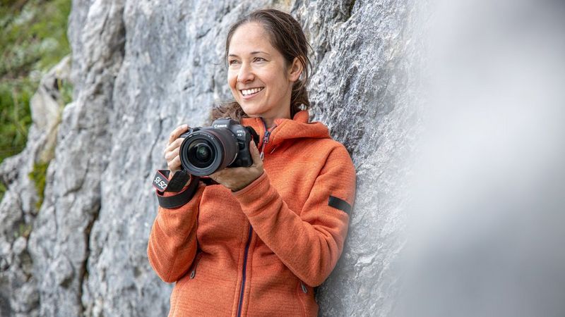 Улла Лохманн, мастер приключенческой фотографии, с камерой Canon EOS R5.