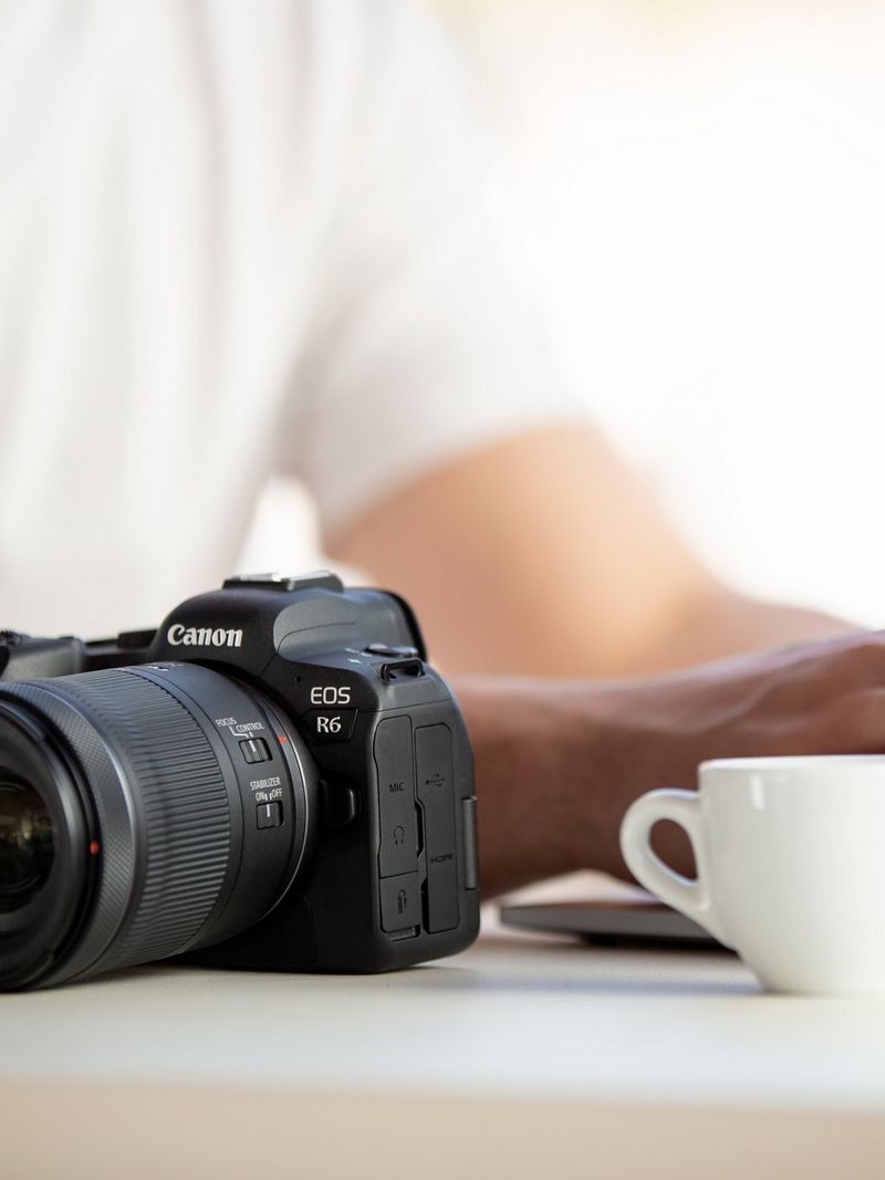 Камера Canon EOS R6 поруч із чашкою чаю