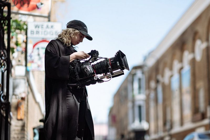 La filmmaker Diana Olifirova tiene in mano una videocamera Canon EOS C300 Mark III durante le riprese a Londra.