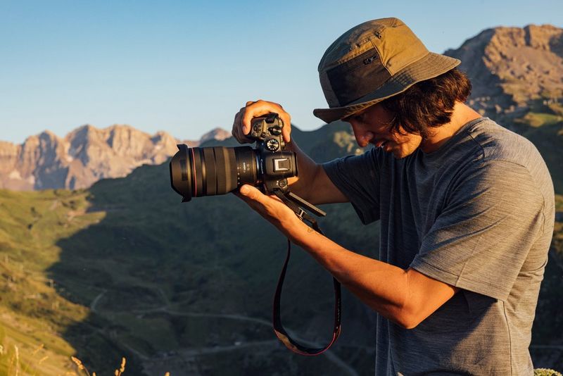 Teddy Morellec kijkt met een Canon EOS R6 Mark II in de hand naar het uitgeklapte touchscreen.