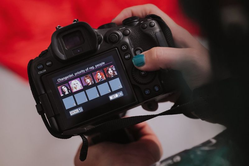 Un fotografo utilizza il display posteriore di EOS R6 Mark III per regolare le impostazioni della funzione Registra priorità persone.