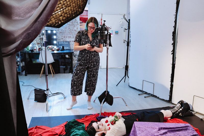  Music photographer Corinne Cumming operates the Canon EOS R6 Mark III remotely in her photography studio, using the Canon Camera Connect app on her smartphone.