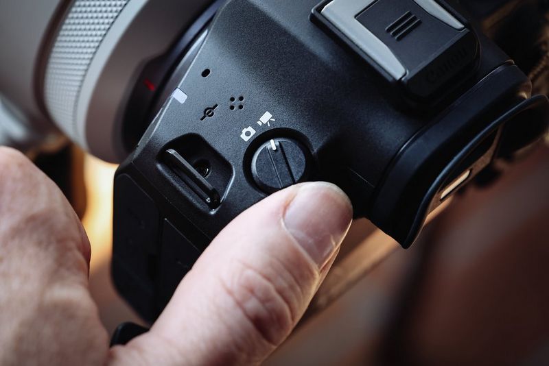 Un dettaglio del selettore foto/video della fotocamera EOS R6 Mark III.