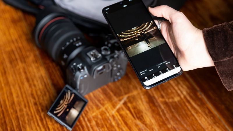 Viewing a shot captured by Canon EOS R6 on a smartphone, with the camera placed in the background