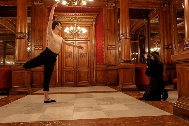 Wanda Martin uses a Canon EOS R6 to photograph a dancer in an ornately decorated room.