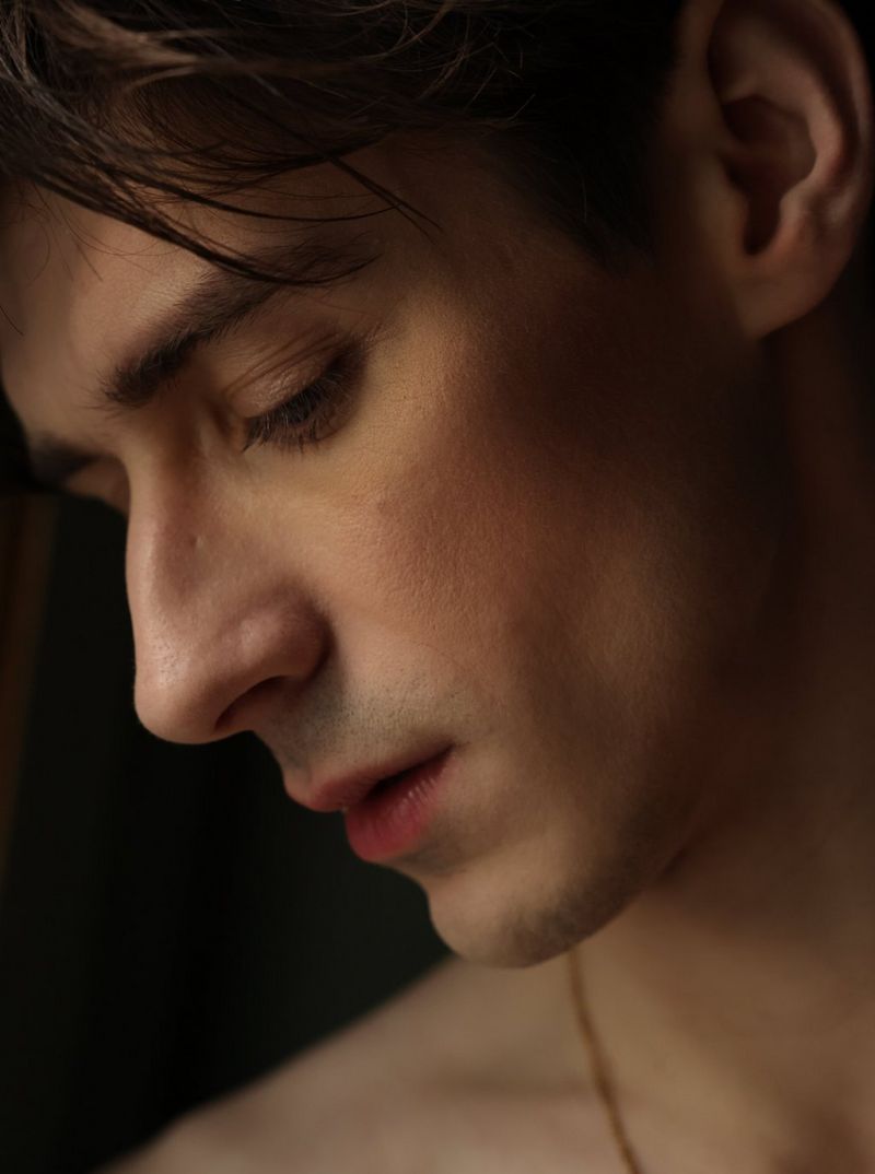 Съемка тонов кожи при слабом освещении на камеру EOS R6