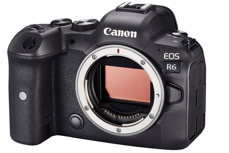 Canon EOS R6 без объектива, в которой можно увидеть полнокадровый датчик изображения.