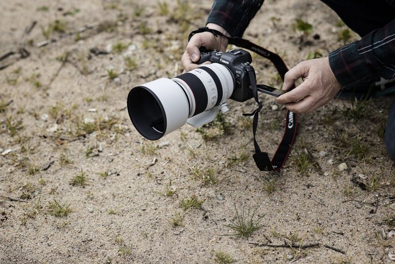 Человек держит в руках камеру EOS R6 и использует экран с регулируемым углом наклона.