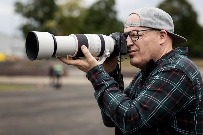 Fotograaf Richard Walch kijkt door de zoeker van een Canon EOS R6 met een Canon RF 100-500mm F4.5-7.1L IS USM-objectief.
