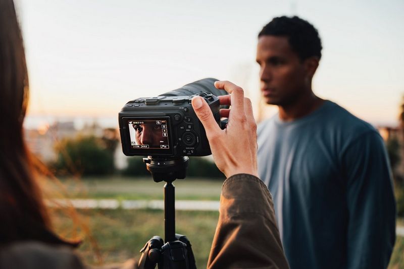 Задний экран Canon EOS R6 V, на которой в кадре на глазу объекта можно увидеть рамку автофоусировки.