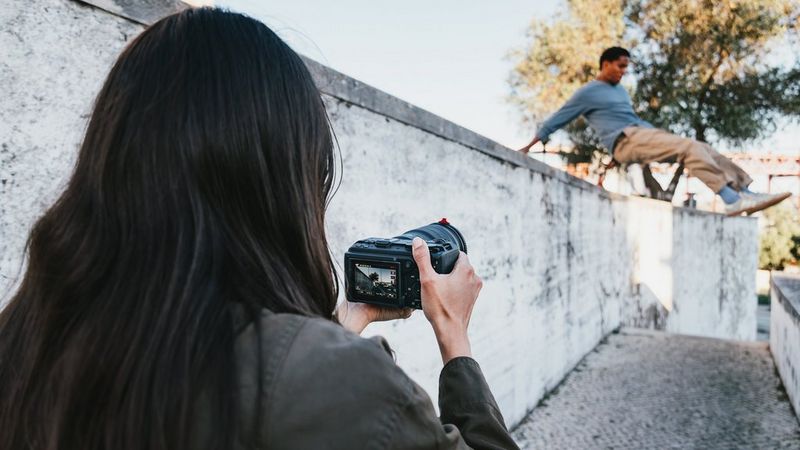 Giulia Gartner verwendet eine Canon EOS R6 V Kamera, um den in Lissabon ansässigen Parkour-Athleten Luis Alkmim aufzunehmen.