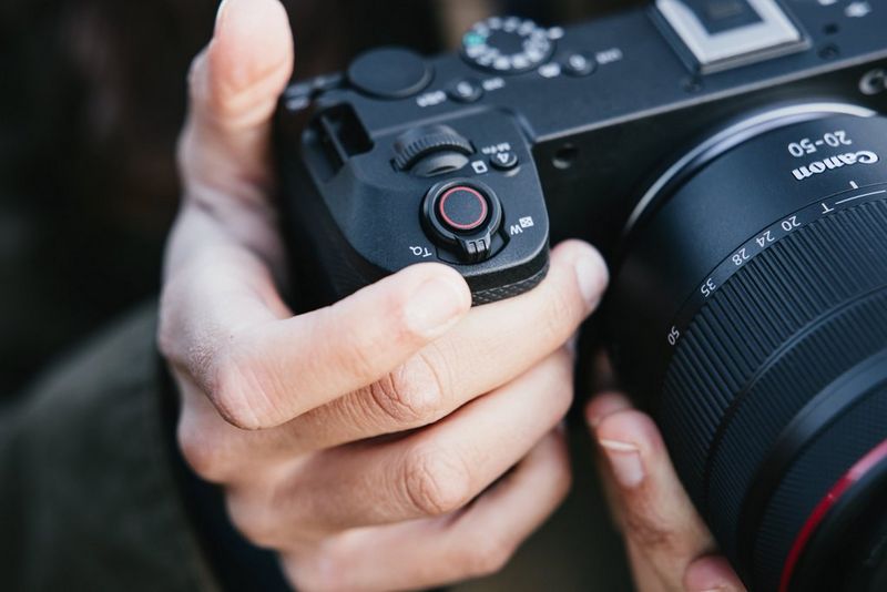 The zoom lever on a Canon EOS R6 V camera.