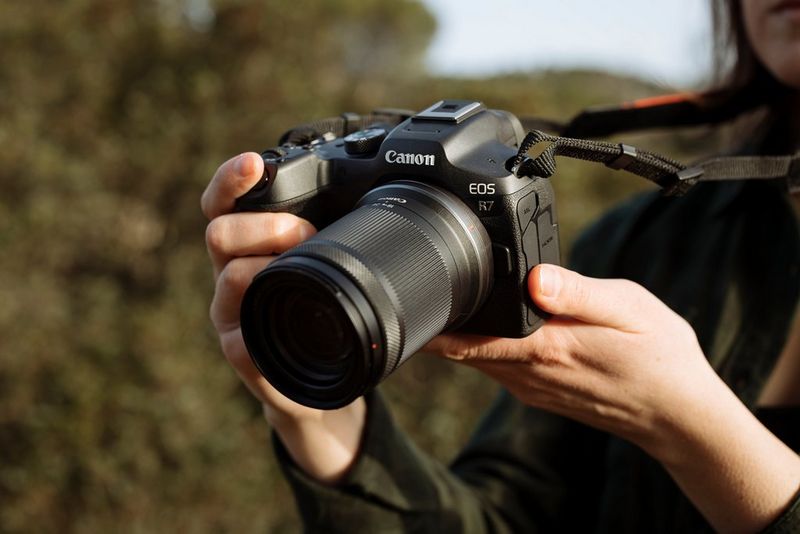 Canon EOS R7 本体 EOS R7：レンズ交換式カメラ・レンズ｜個人｜キヤノン