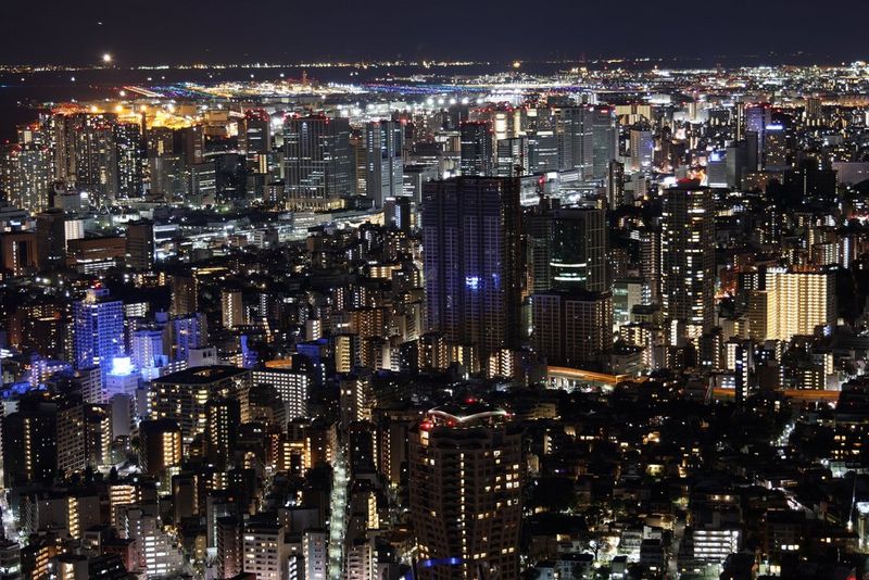 Ночной пейзаж города, запечатленный с длительной выдержкой; снято на камеру Canon EOS R7 с объективом Canon RF 24-105mm F4L IS USM. 