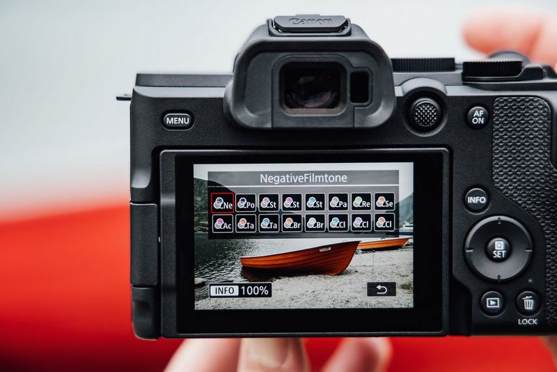 L'écran arrière d'un Canon EOS R8 Mark II affichant une sélection de filtres de couleur Filmtone, sur une photo de petites barques rouges.