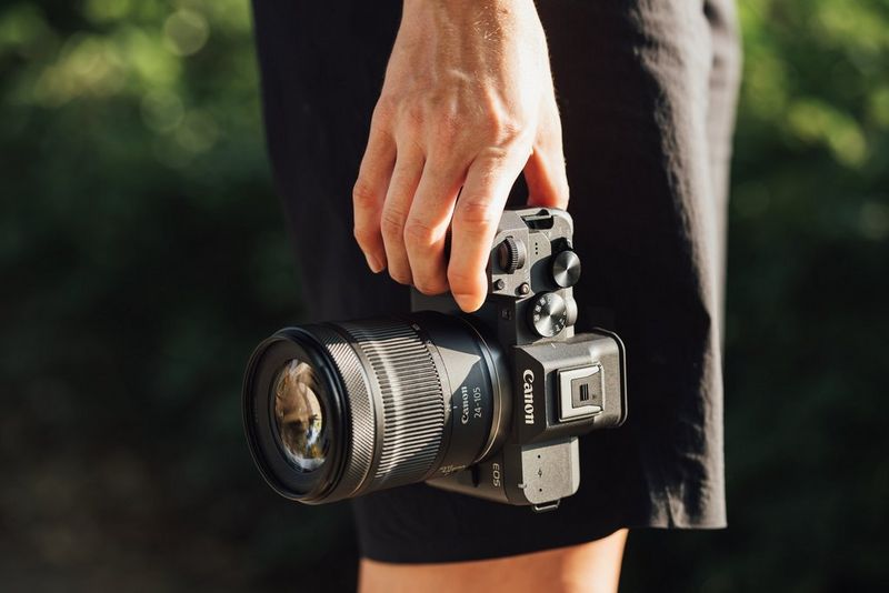 La photographe de voyage Frauke Hameister tient un Canon EOS R8 Mark II équipé d'un objectif Canon RF 24-105mm F4-7.1 IS STM de côté.