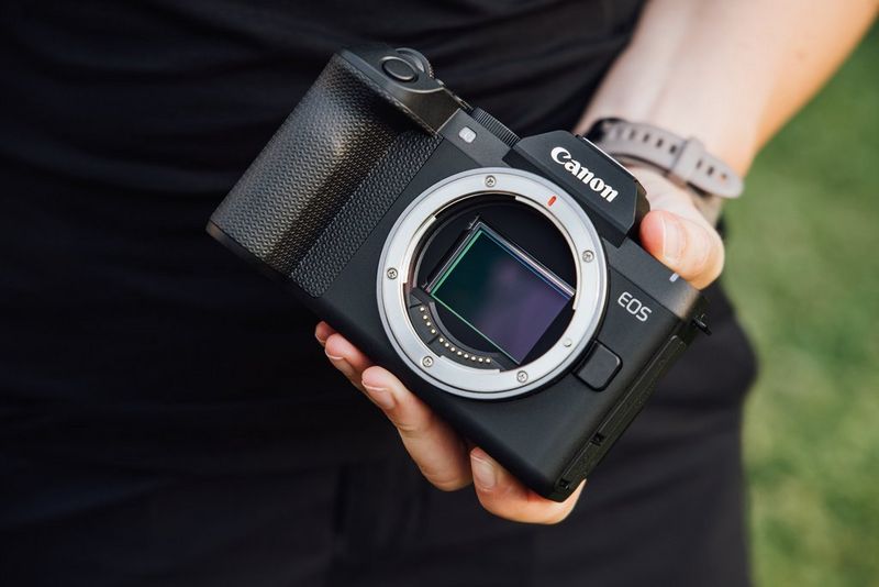 La photographe de voyage Frauke Hameister tient d'une main un Canon EOS R8 Mark II sans objectif.