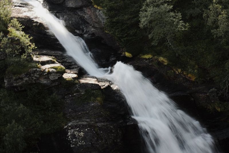 Photo de voyage représentant une cascade dont l'eau prend un aspect laiteux grâce à une exposition relativement longue, prise par Frauke Hameister avec un Canon EOS R8 Mark II équipé d'un objectif Canon RF 85mm F2 MACRO IS STM.